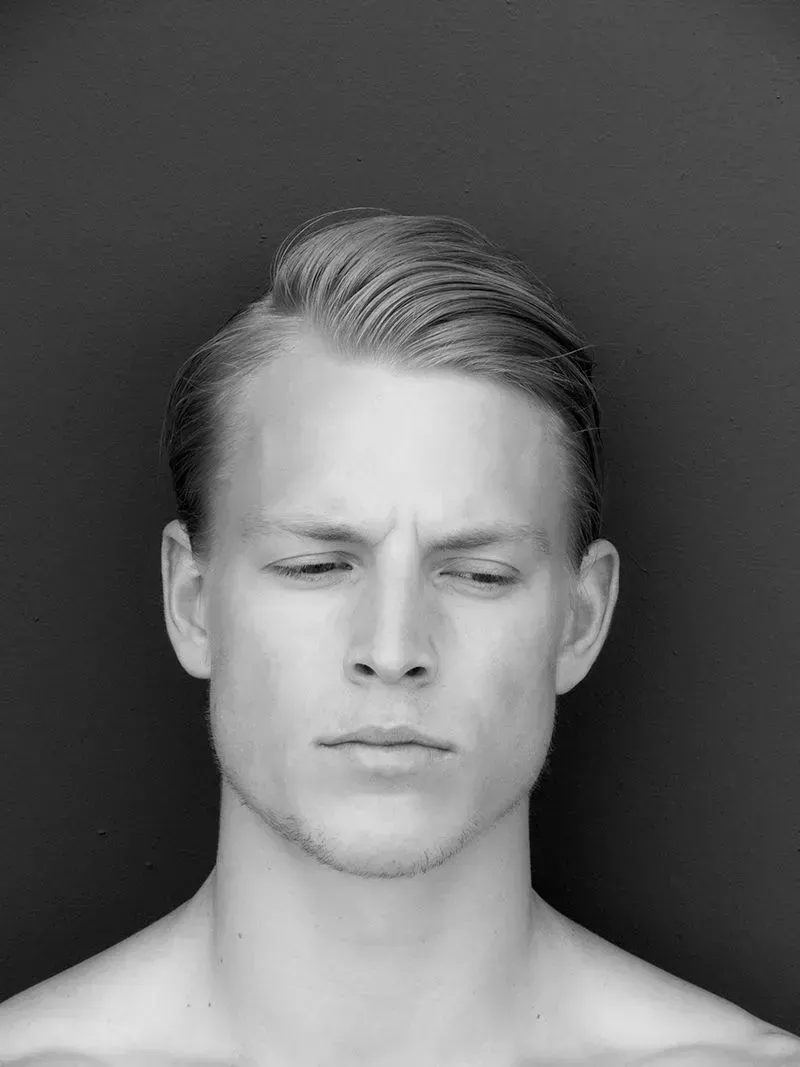 Los mejores peinados rubios para hombres que no te harán parecer un villano de Bond