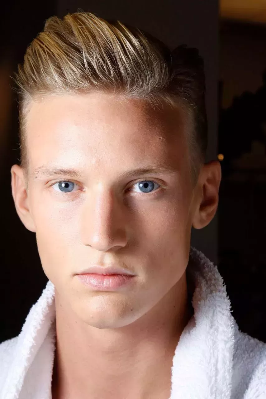 Los mejores peinados rubios para hombres que no te harán parecer un villano de Bond