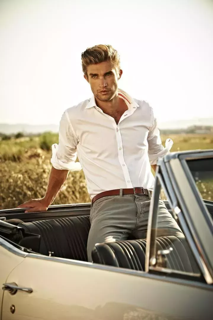 Los mejores peinados rubios para hombres que no te harán parecer un villano de Bond