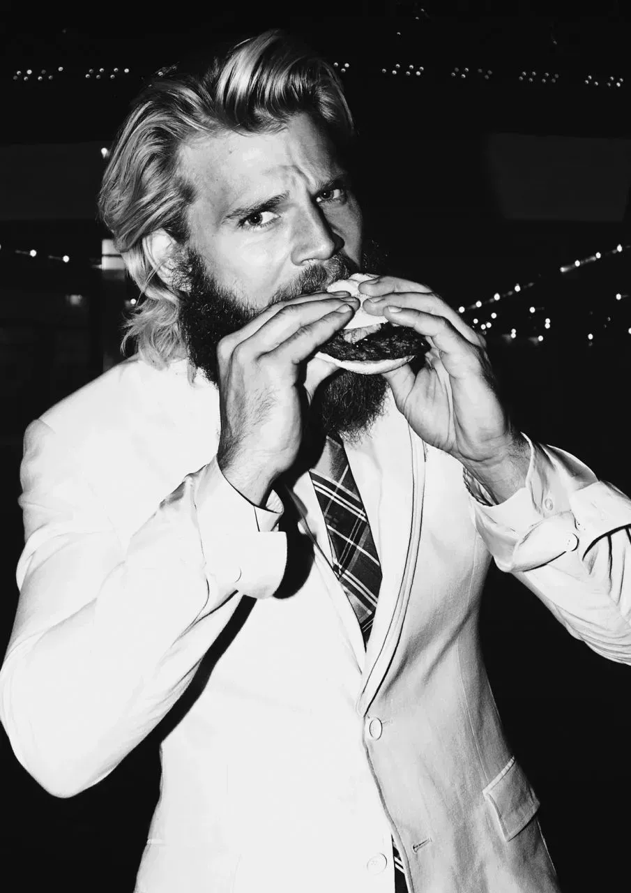 Los mejores peinados rubios para hombres que no te harán parecer un villano de Bond