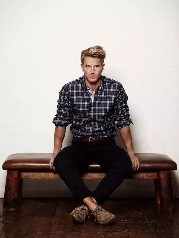 Los mejores peinados rubios para hombres que no te harán parecer un villano de Bond