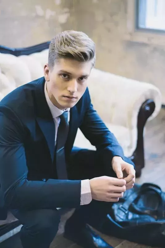 Los mejores peinados rubios para hombres que no te harán parecer un villano de Bond