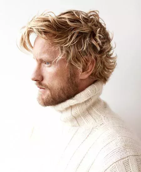 Los mejores peinados rubios para hombres que no te harán parecer un villano de Bond