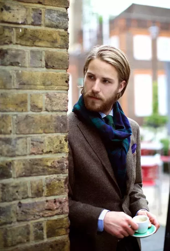 Los mejores peinados rubios para hombres que no te harán parecer un villano de Bond