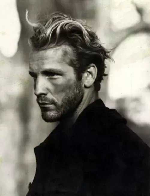 Los mejores peinados rubios para hombres que no te harán parecer un villano de Bond