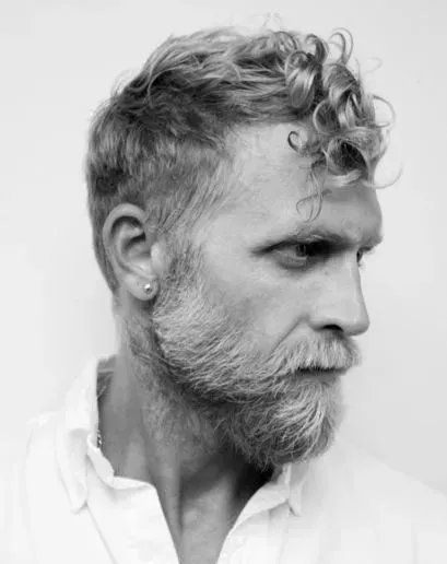 Los mejores peinados rubios para hombres que no te harán parecer un villano de Bond