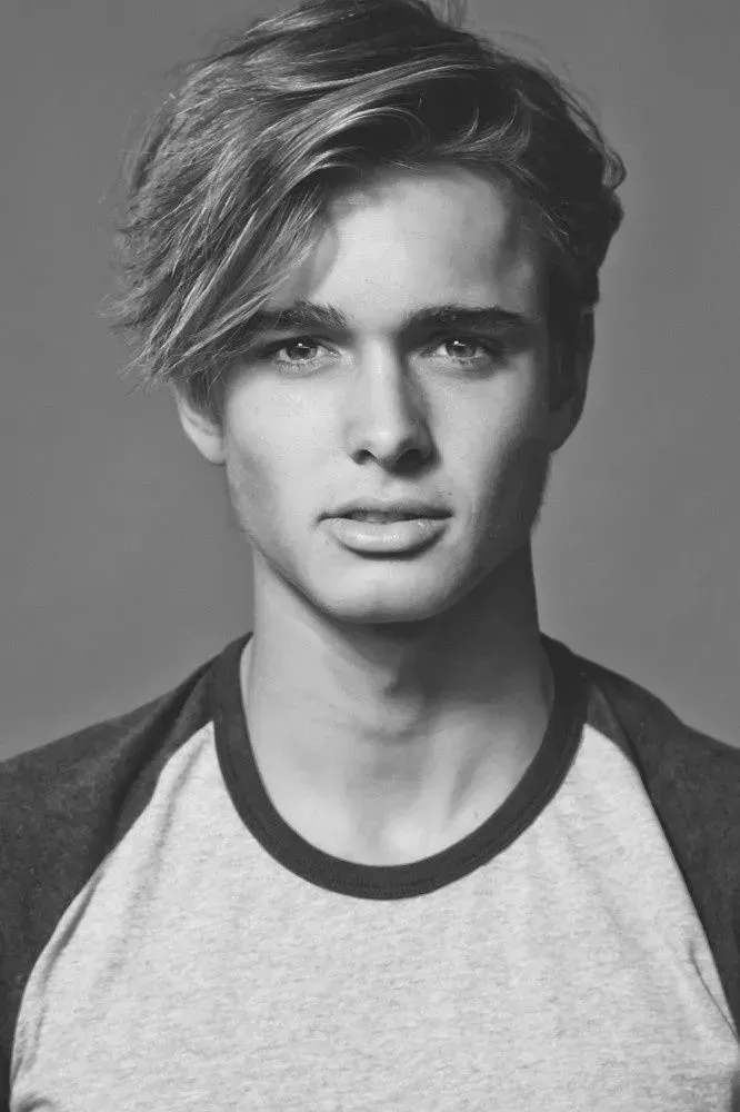 Los mejores peinados rubios para hombres que no te harán parecer un villano de Bond