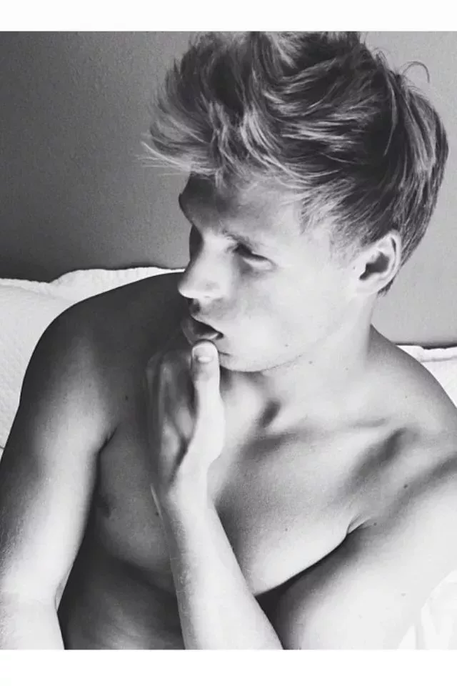 Los mejores peinados rubios para hombres que no te harán parecer un villano de Bond