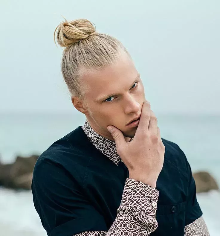 Los mejores peinados rubios para hombres que no te harán parecer un villano de Bond