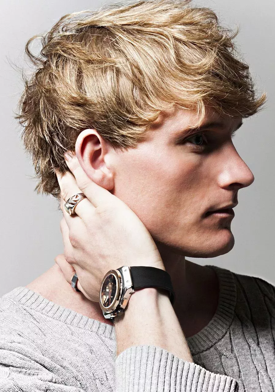 Los mejores peinados rubios para hombres que no te harán parecer un villano de Bond