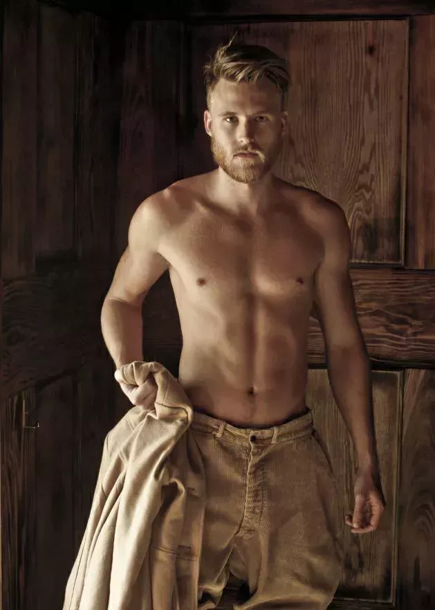 Los mejores peinados rubios para hombres que no te harán parecer un villano de Bond