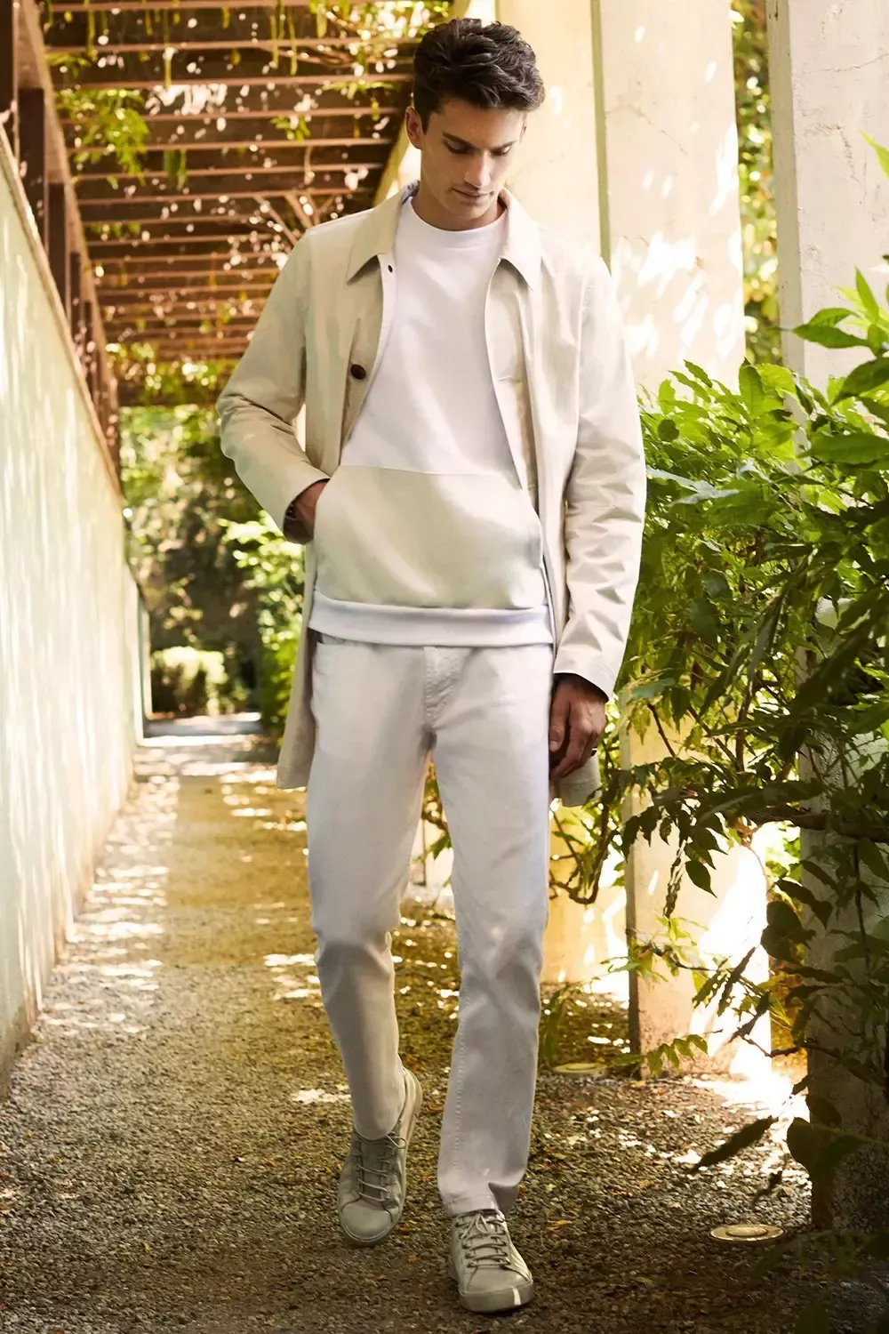 Qu&eacute; debes llevar con los vaqueros blancos: 7 conjuntos f&aacute;ciles para hombres