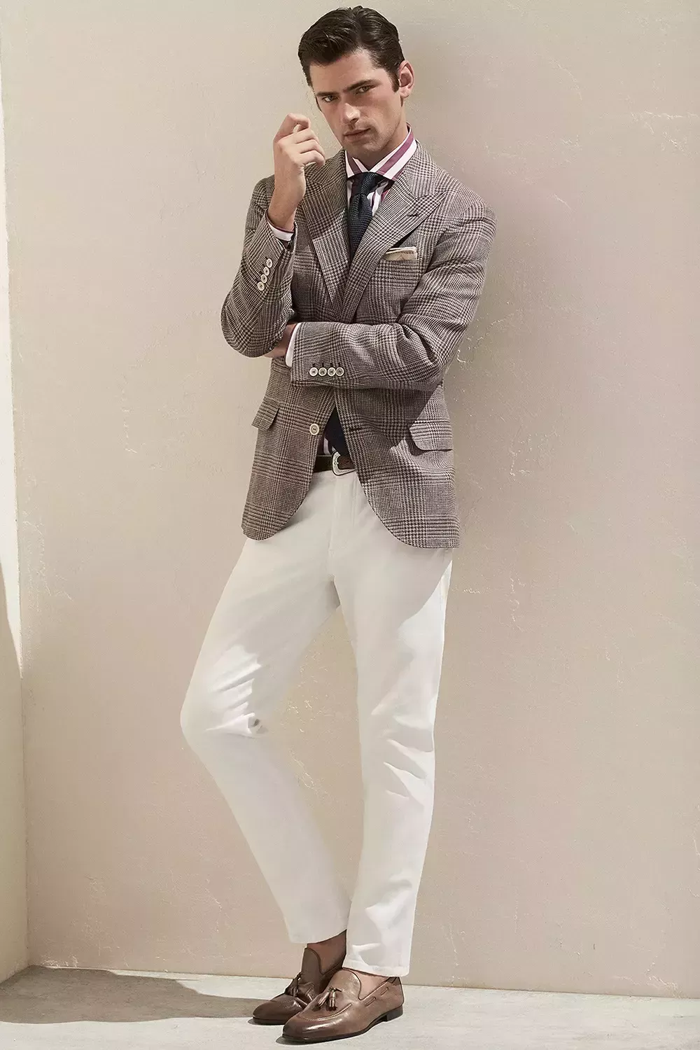 Qu&eacute; debes llevar con los vaqueros blancos: 7 conjuntos f&aacute;ciles para hombres