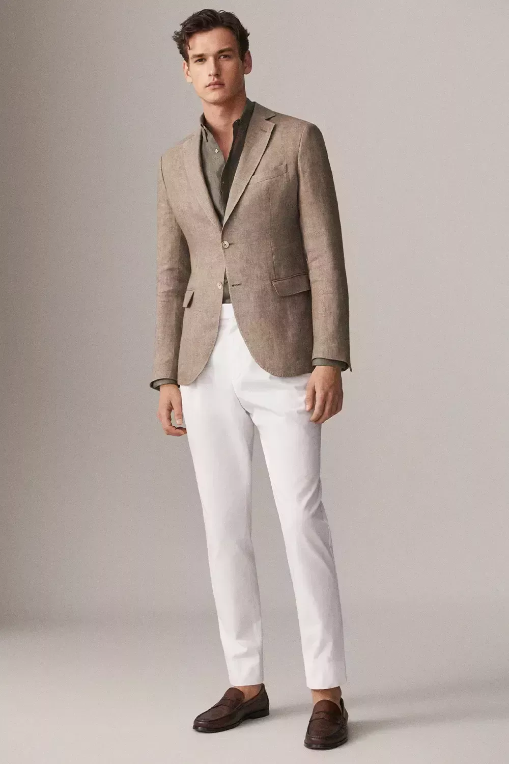 Qu&eacute; debes llevar con los vaqueros blancos: 7 conjuntos f&aacute;ciles para hombres