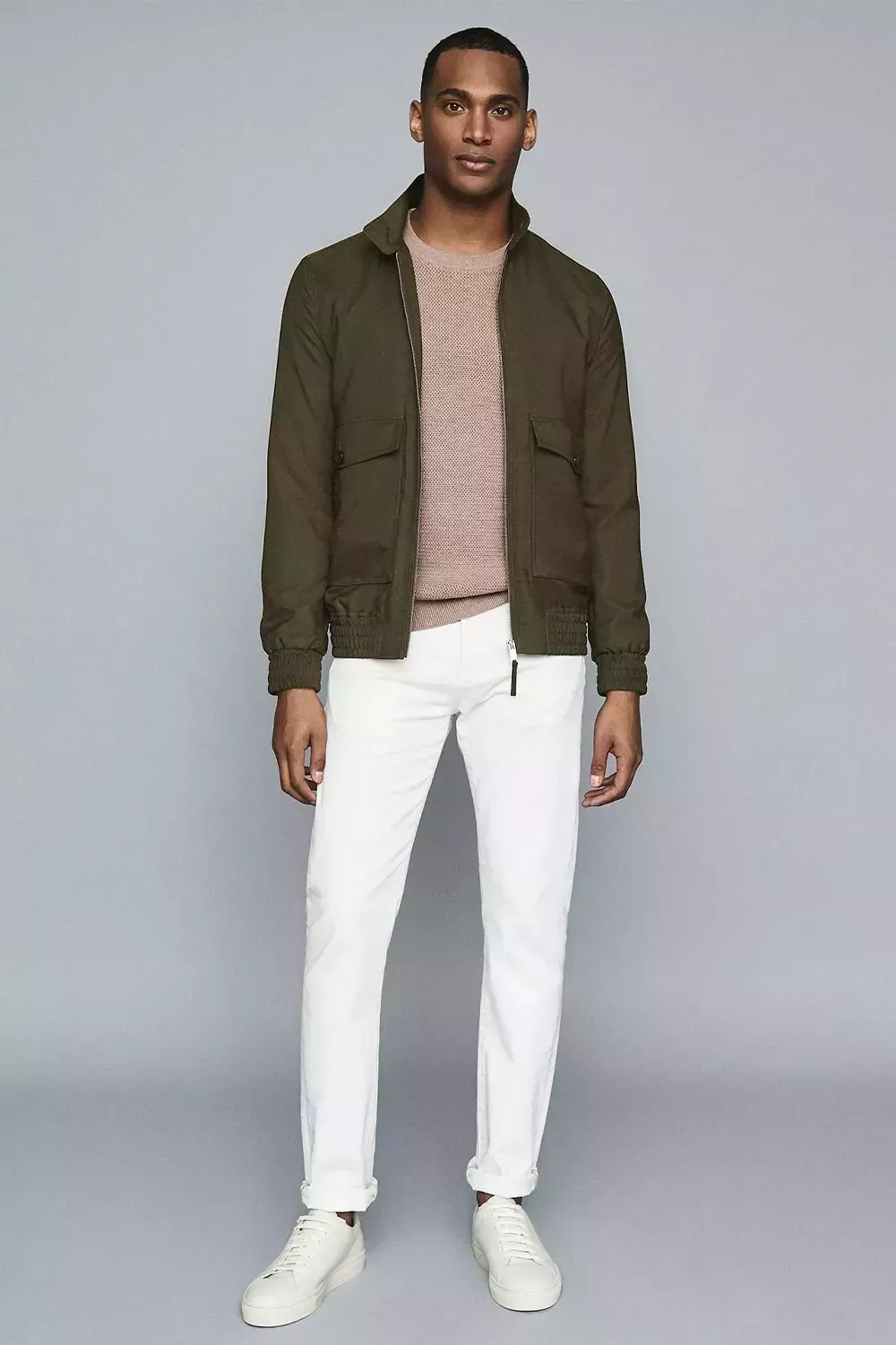 Qu&eacute; debes llevar con los vaqueros blancos: 7 conjuntos f&aacute;ciles para hombres