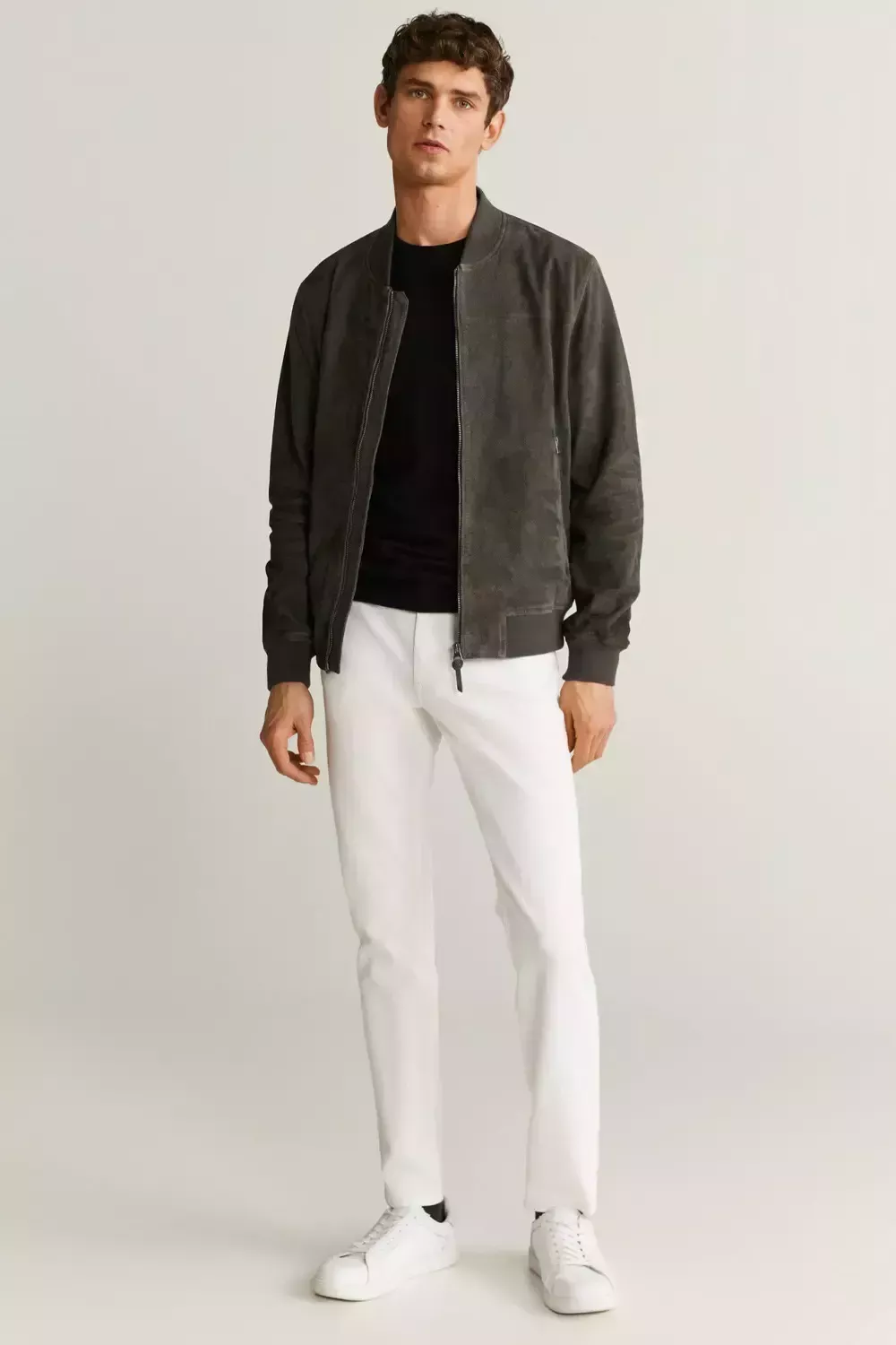 Qu&eacute; debes llevar con los vaqueros blancos: 7 conjuntos f&aacute;ciles para hombres