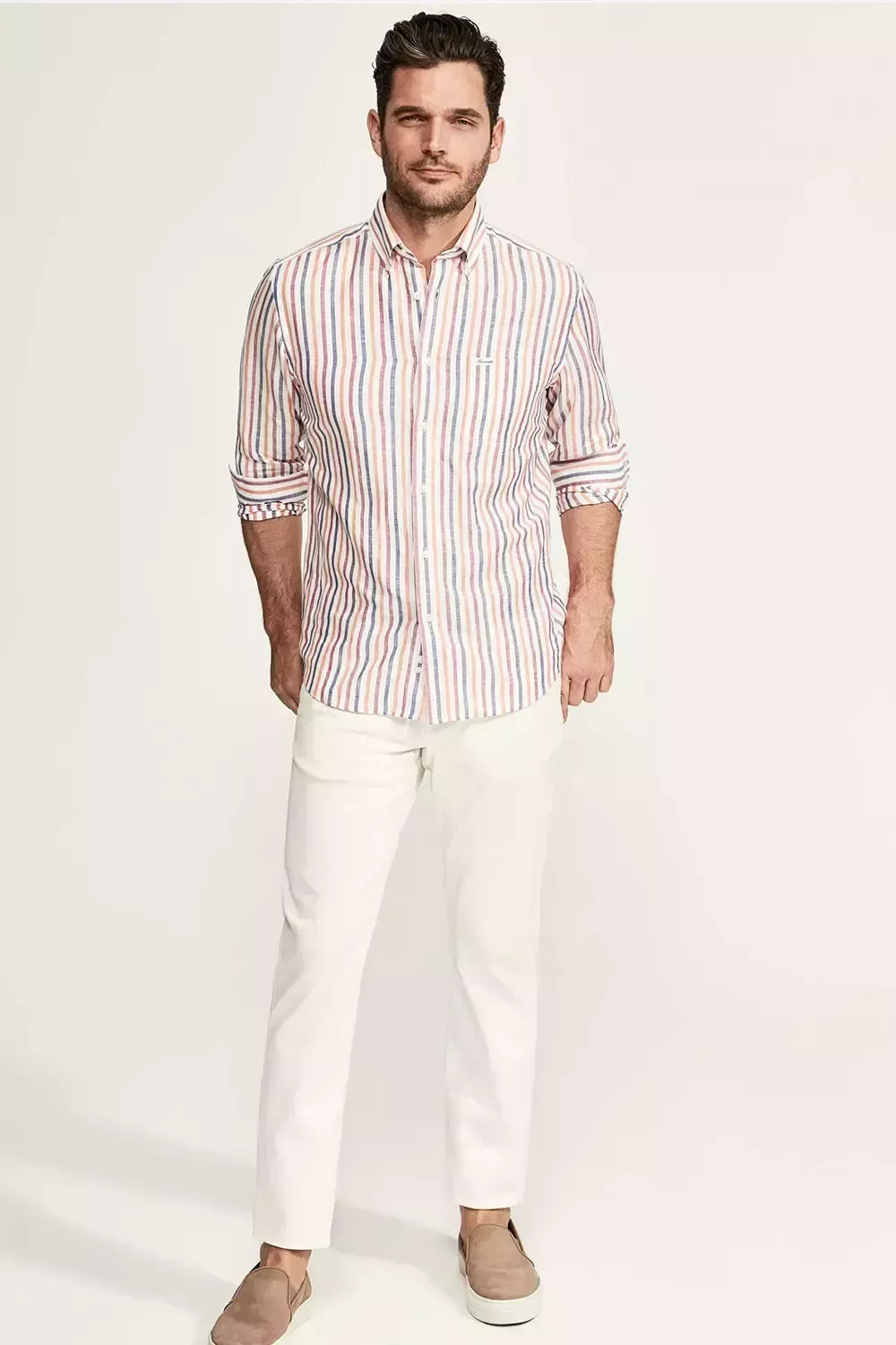 Qu&eacute; debes llevar con los vaqueros blancos: 7 conjuntos f&aacute;ciles para hombres