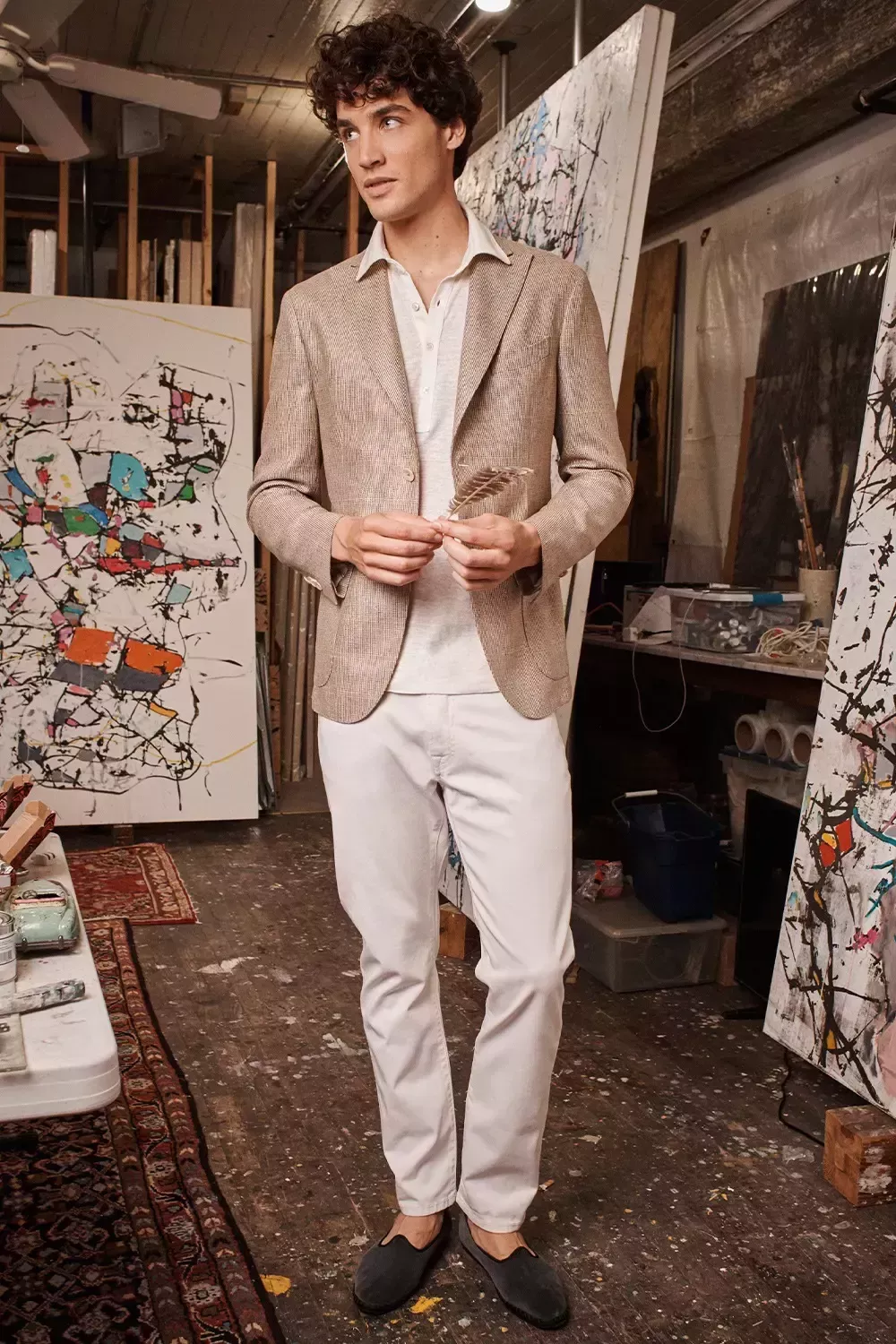 Qu&eacute; debes llevar con los vaqueros blancos: 7 conjuntos f&aacute;ciles para hombres