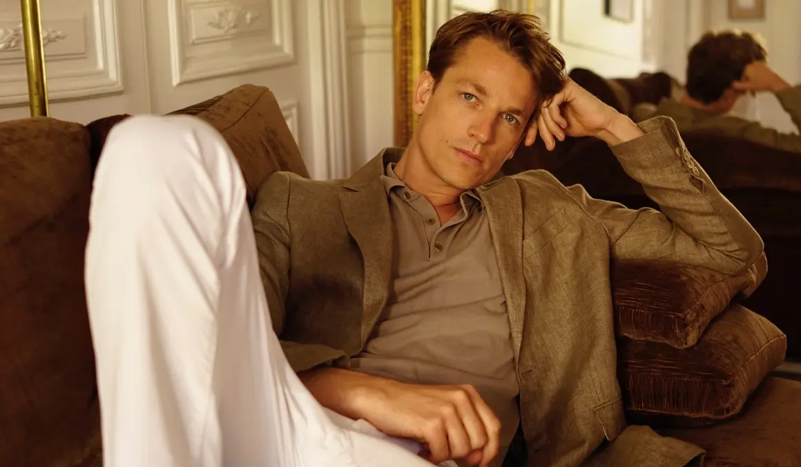 7 conjuntos fáciles con vaqueros blancos para hombres