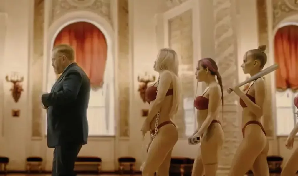 Un político ruso viciosamente homófobo presenta un extraño reality show de