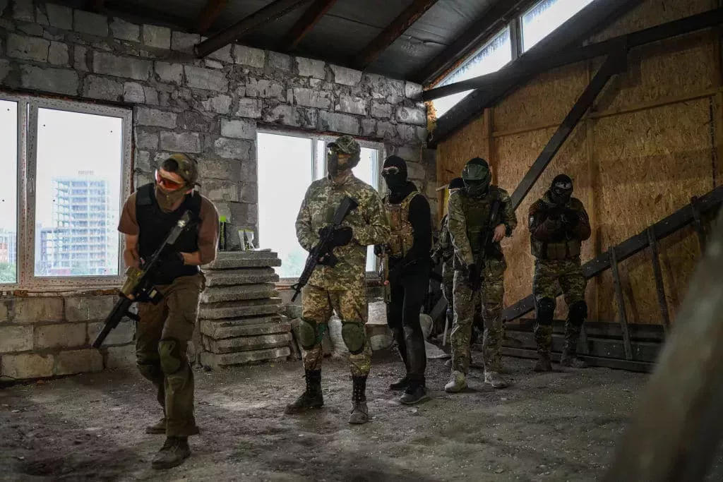 5 cosas esenciales que debes saber esta semana: Eurovisión, refugiados LGBTQ+ y el tiroteo de Buffalo