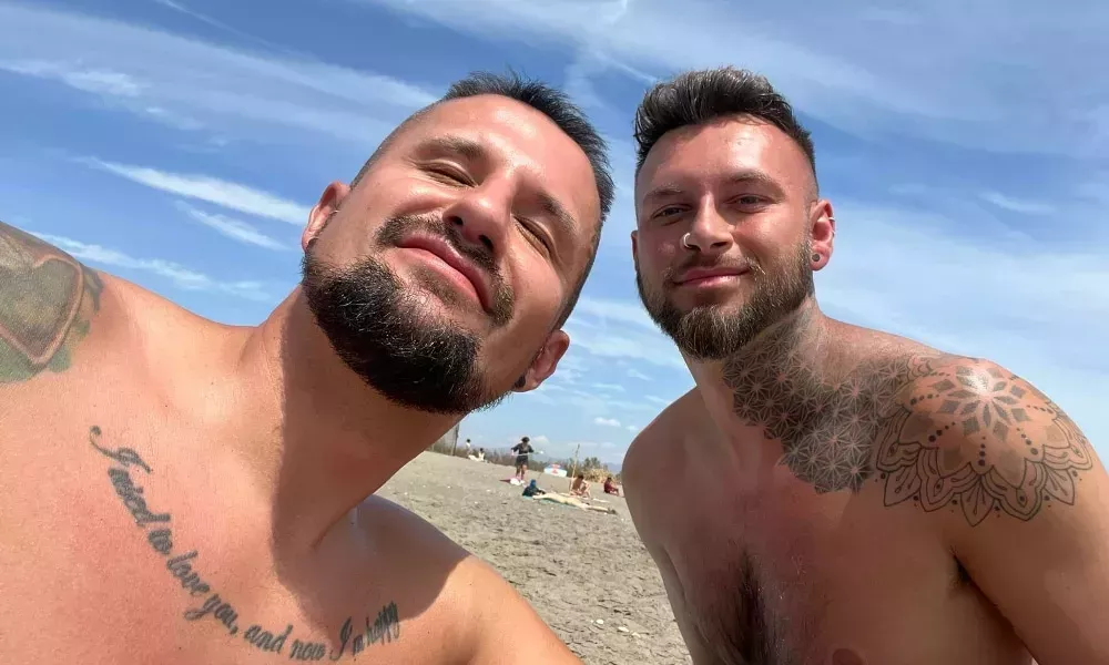 Adolescentes homófobos atacan brutalmente a una pareja gay junto a un club LGBTQ+, todo porque se atrevieron a tomarse de la mano