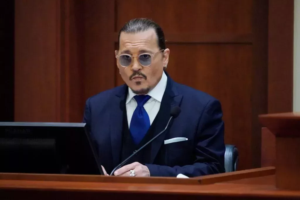 Amber Heard afirma que Johnny Depp la golpeó durante sus ataques de furia por las drogas