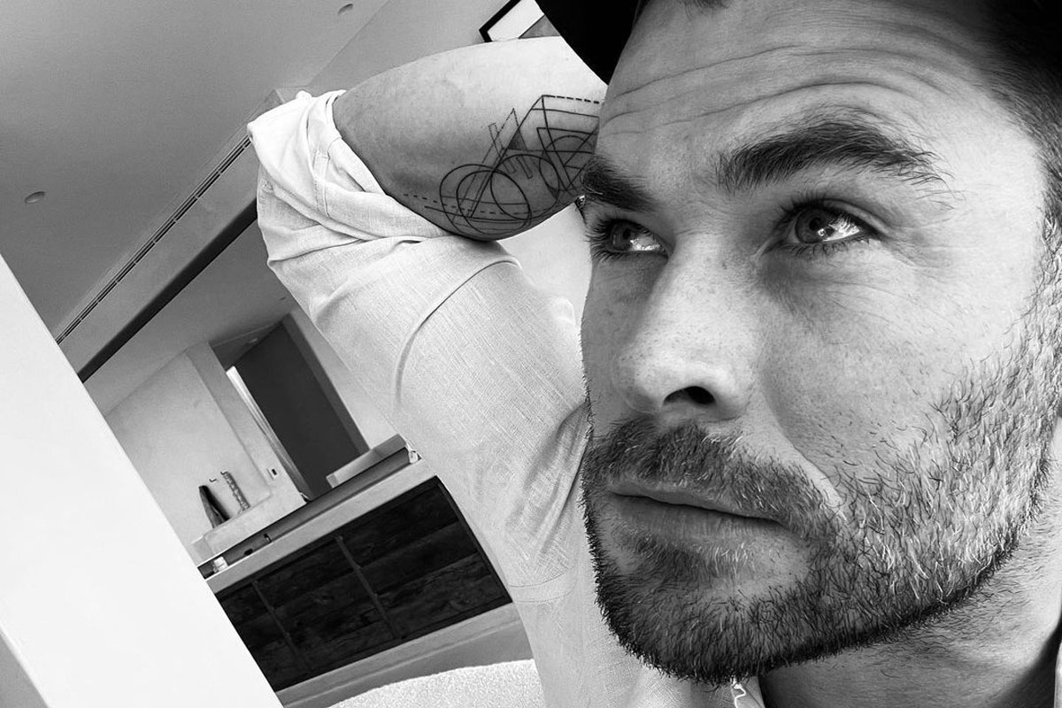 Chris Hemsworth enseña su nuevo tatuaje en redes sociales