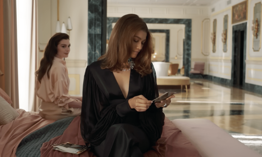 Anne Hathaway y Zendaya comparten un momento íntimo en un nuevo cortometraje