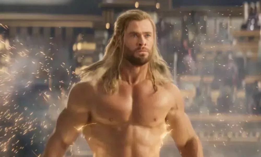 El nuevo tráiler de Thor: Amor y Trueno muestra al dios del trueno desnudo y atado