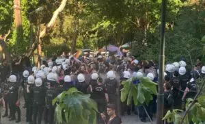 Estudiantes detenidos violentamente por la policía antidisturbios en el desfile del orgullo universitario en Turquía