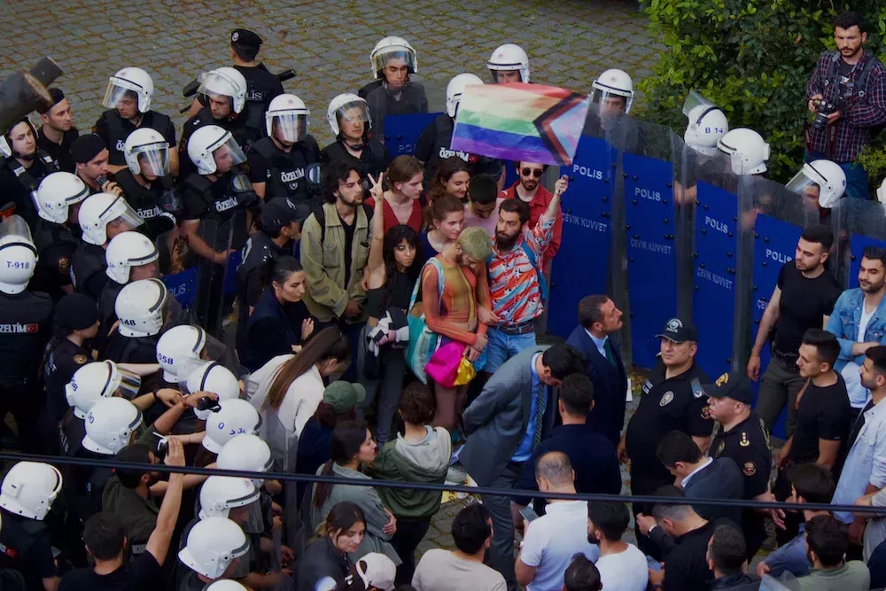 Estudiantes detenidos violentamente por la policía antidisturbios en el desfile del orgullo universitario en Turquía
