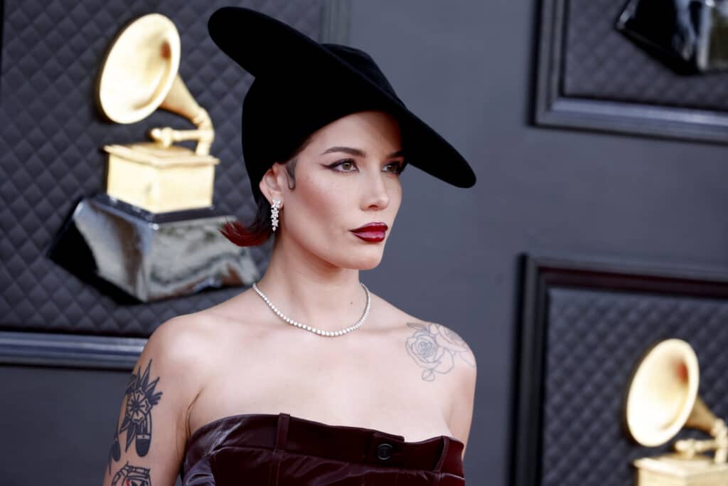 Halsey defiende el derecho al aborto en Estados Unidos