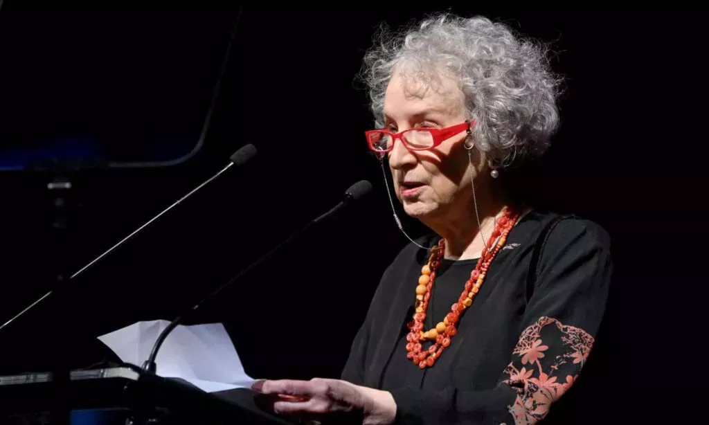 La autora de Handmaid's Tale, Margaret Atwood, escribe una furiosa respuesta al ataque del Tribunal Supremo al aborto