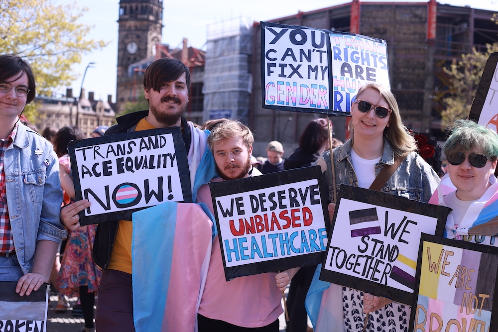 Cientos de personas protestan contra la terapia de conversión en Inglaterra