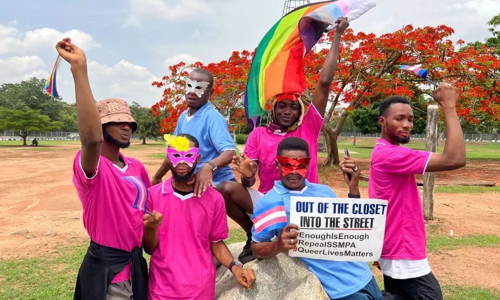 Los nigerianos homosexuales organizan una protesta desafiante cuando el gobierno intenta prohibir el 