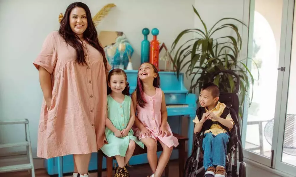 Los saludables vídeos de TikTok de una madre son una clase magistral sobre la crianza de niños LGBTQ+ y neurodiversos