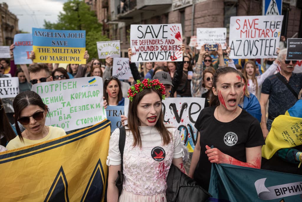 Los ucranianos trans se ven obligados a volver a meterse en el armario mientras continúa la guerra