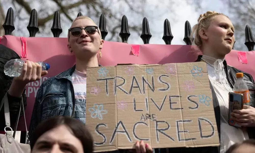 Mermaids lanza un plan pionero para ayudar a que se escuchen las voces de los jóvenes trans y no binarios