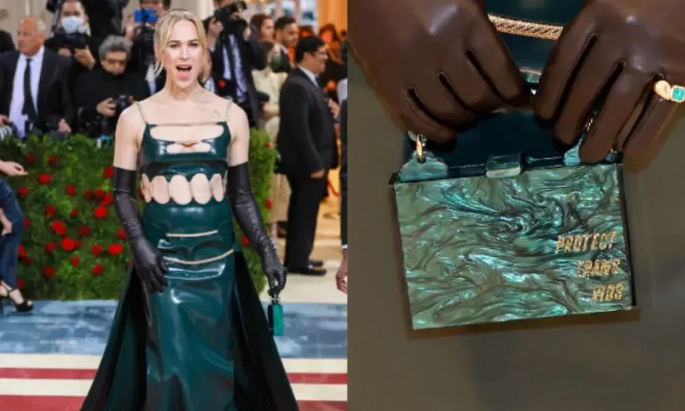 Tommy Dorfman envía un poderoso mensaje en la Gala del Met con un bolso para proteger a los niños trans