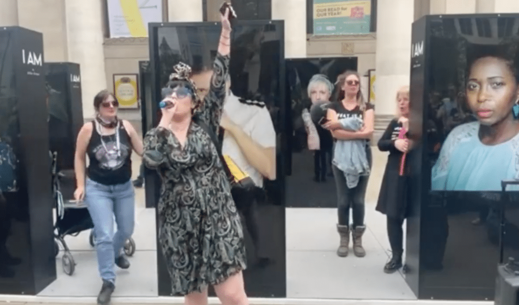 Una mujer cis grita a favor de las mujeres trans durante una marcha antitrans