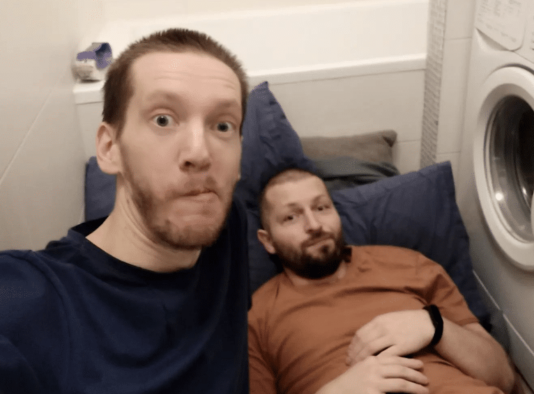 Una pareja ucraniana homosexual que lucha codo con codo dice estar dispuesta a morir defendiendo su hogar de Putin