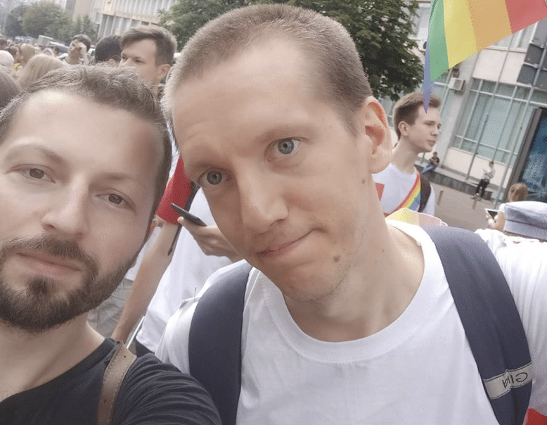 Una pareja ucraniana homosexual que lucha codo con codo dice estar dispuesta a morir defendiendo su hogar de Putin