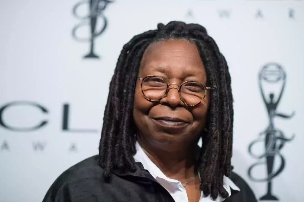 Whoopi Goldberg defiende apasionadamente el derecho al aborto en un tenso enfrentamiento con una ex asesora de Trump