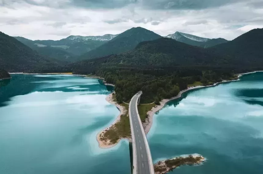 ￼7 Elementos esenciales del guardarropa para un viaje por carretera