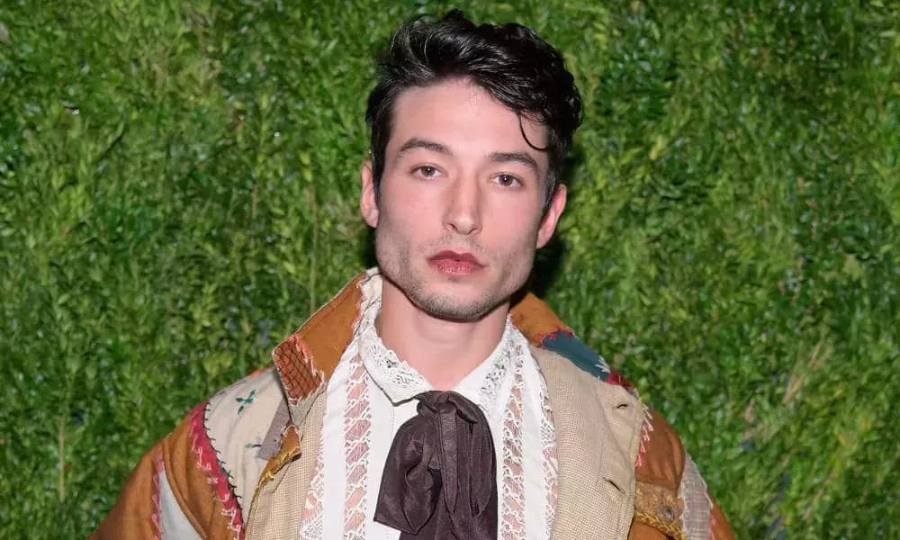 Acusan a Ezra Miller de 