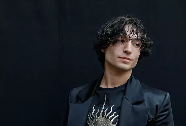 Acusan a Ezra Miller de usar
