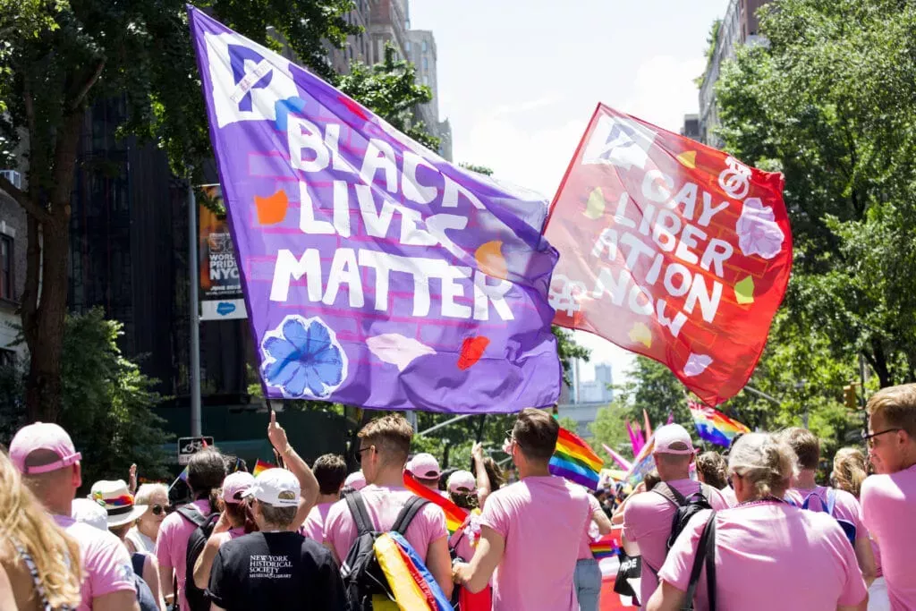 Colegio excomulgado por la Iglesia Católica por ondear banderas del Orgullo y Black Lives Matter