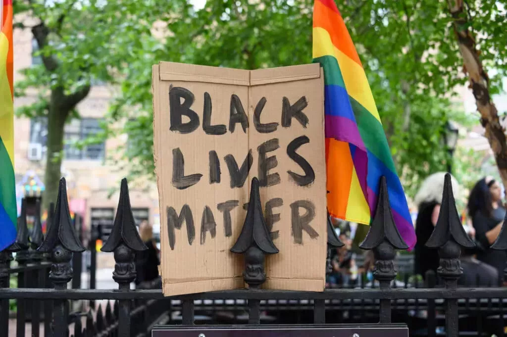 Colegio excomulgado por la Iglesia Católica por ondear banderas del Orgullo y Black Lives Matter