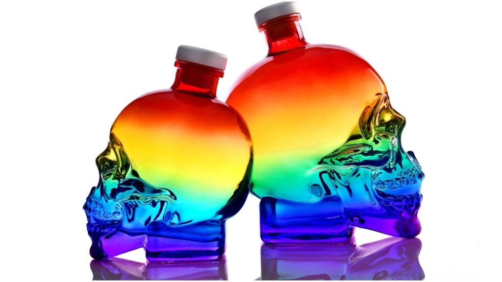 Una marca de vodka celebra el Orgullo con una botella arcoiris en forma de calavera